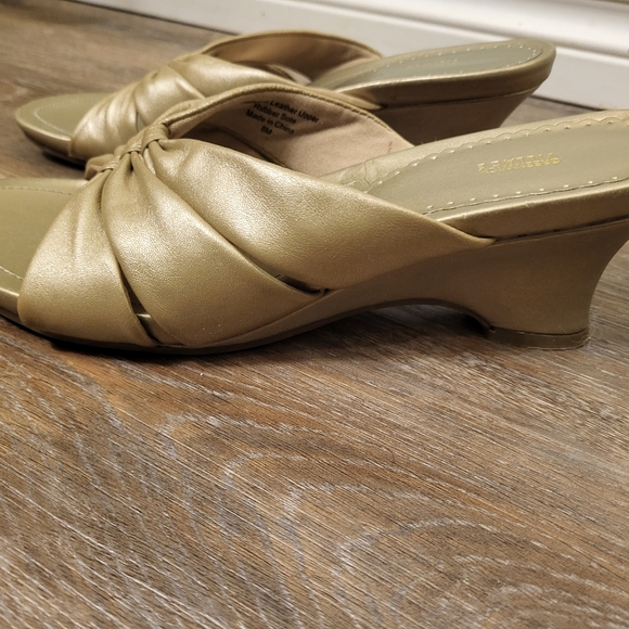 Greenwich Village Slip On Sandals Size 8 Soft Gold - Picture 2 of 9